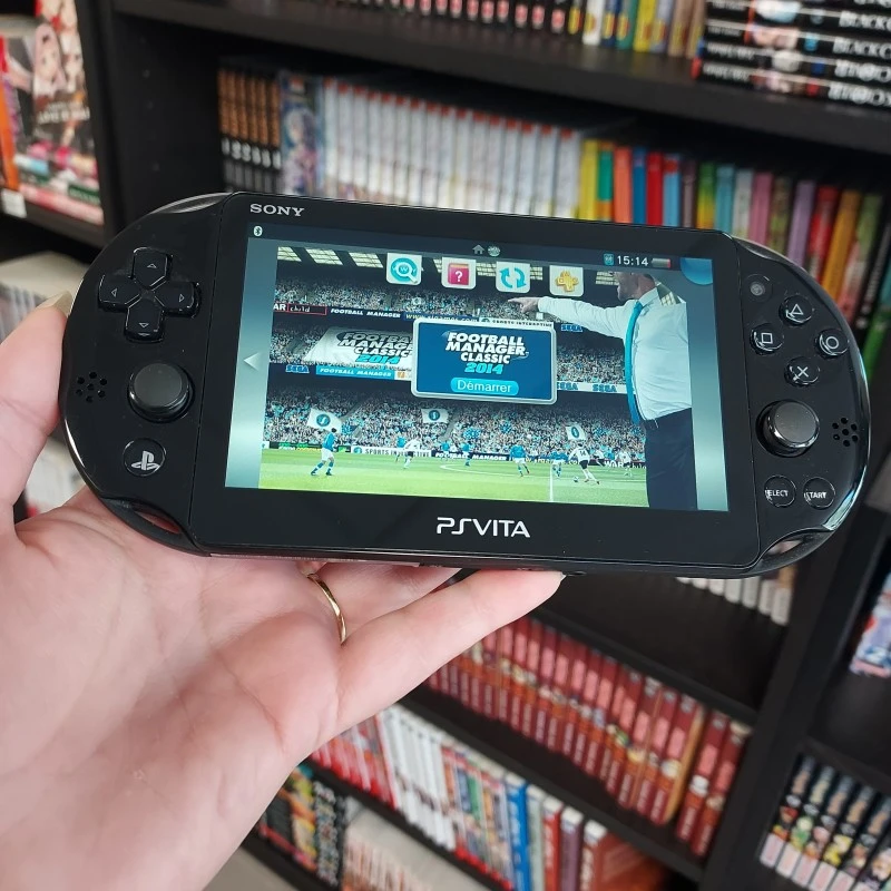 CONSOLE SONY PS VITA PCH-2004 WIFI + CARTE 8 GO + FOOTBALL MANAGER CONSOLE SONY PS VITA PCH-2004 WIFI + CARTE 8 GO + FOOTBALL MANAGER -Labyrinthe console sony ps vita pch 2004 wifi carte 8 go football manager